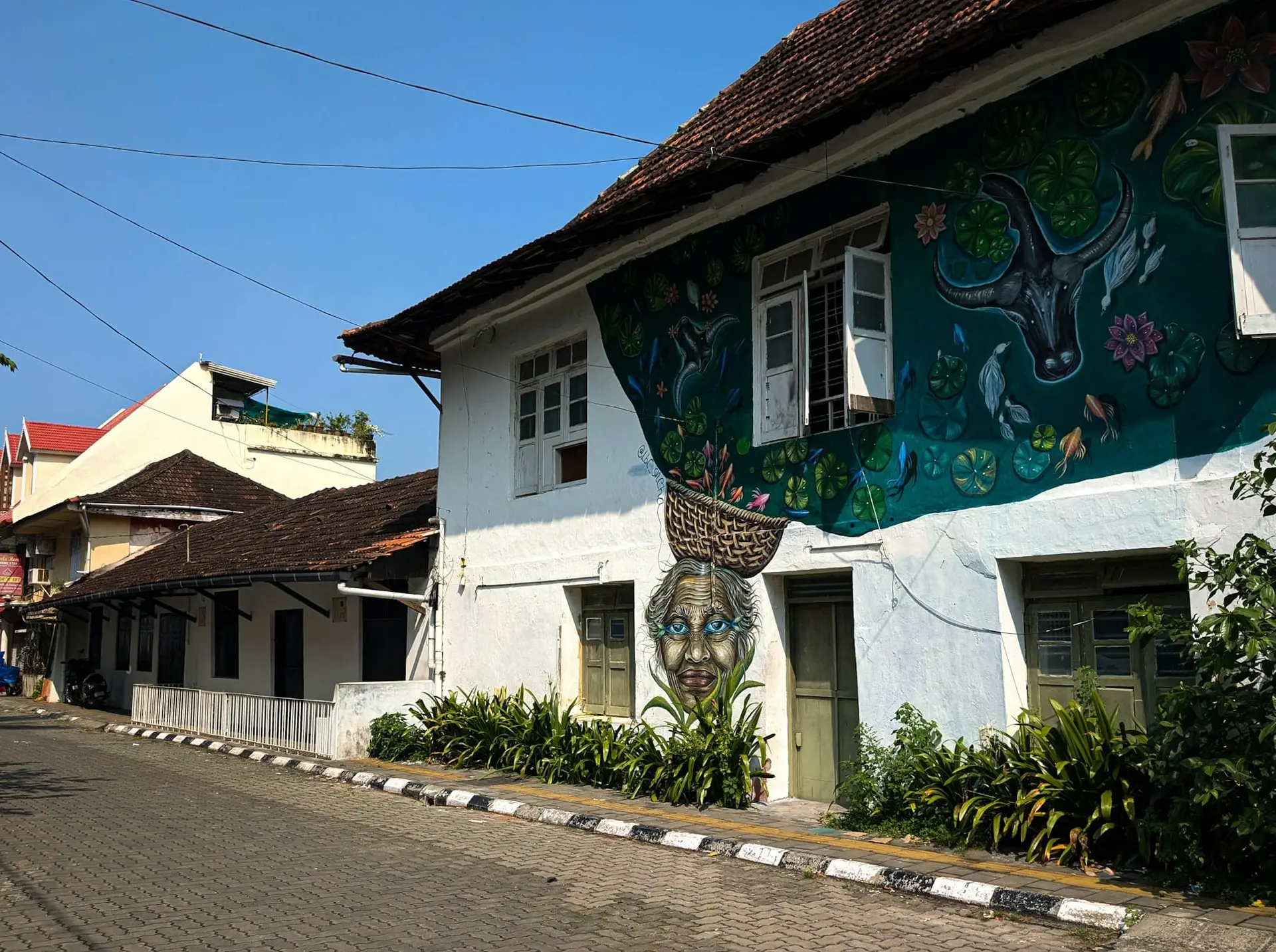 A heritage building with a painted mural in Fort Kochi